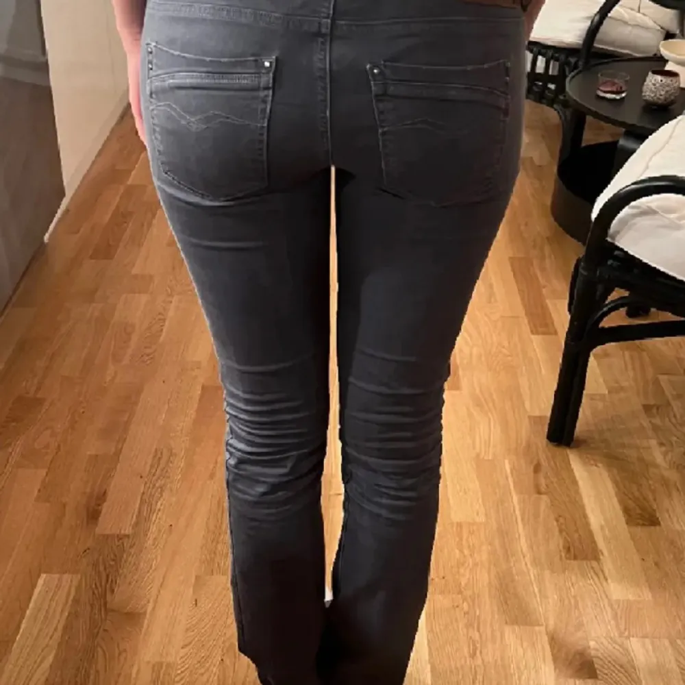 Låndade bilder! Ett par skit snygga lågmidjade jeans från replay som är köpt här på plick. Tyvärr passade de inte mig💕 hör av er om frågor och priset kan diskuteras!❤️. Jeans & Byxor.