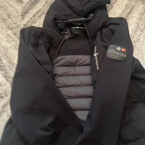 Sail racing jacka - Jackan är i bra skick med inga fläckar, märken eller hål.