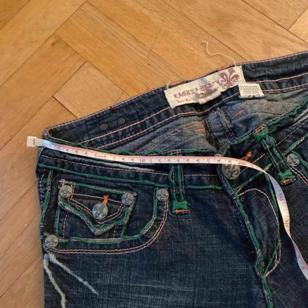 (Bilderna är lånade från förra ägaren) Jätte coola y2k jeans som är använda men syns inte mycket alls (har sytt dem till lågmidjade) bakfickorna är lite slitna, färgen har gått av så de är inte lika grönt som på bilden. Skulle säga passa W24/25. Jeans & Byxor.