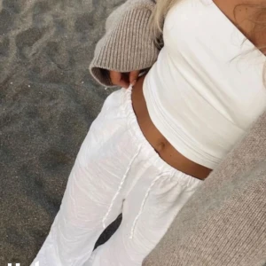 Linnebyxor bikbok - Säljer mina vita linnebyxor från bikbok då de inte kommer till användning 💞💞 skriv vid intresse eller köp dirket via ”köp nu”