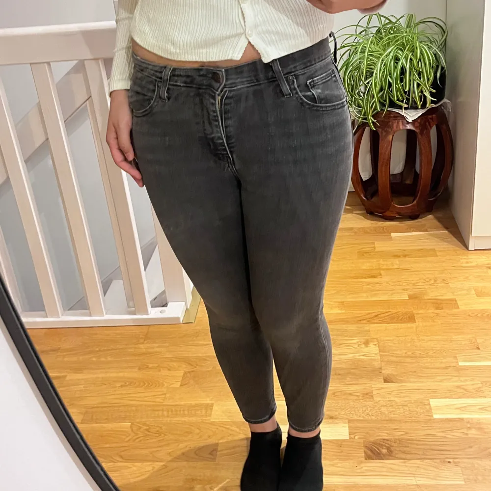 High rise skinny jeans från levis, storlek 26! Färgen är lite washed grey? Sitter super bra men själv har jag inte haft den på mig under senaste året så säljer vidare.. Jeans & Byxor.