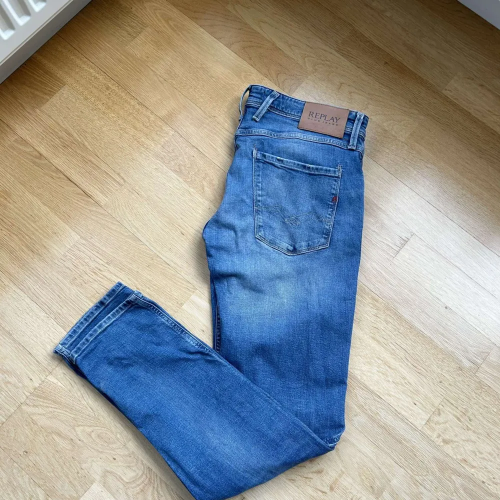 Snygga replay jeans i nyskick. Modellen är 185cm och väger 74kg Hör av er vid fler frågor!  . Jeans & Byxor.