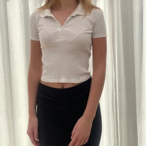 Vit topp med krage  - Fin, ribbstickad topp med krage från Zara. Stretchigt material & i mycket fint skick! ✨