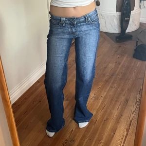 Lågmidjade jeans  -  Midjemått( rätt över): 37cm  Inerbenslängd: 88cm   Köp dem via ”KÖP NU” eller Swish  Modellen är 170 cm, inga defekter 💕