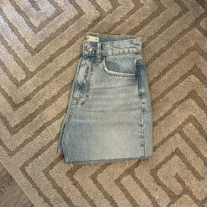 Jeansshorts  - Säljer dessa jeansshorts då dom är lite för små. Mycke bra skick. Storlek 32 men passar en 34