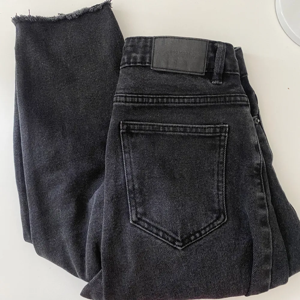 säljer dessa vmbrenda hög midjade jeans med rak passform. Använd, men inga synliga tecken. Storleken är (w26/l30) . Jeans & Byxor.