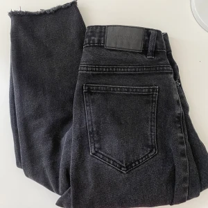 Jeans  - säljer dessa vmbrenda hög midjade jeans med rak passform. Använd, men inga synliga tecken. Storleken är (w26/l30) 