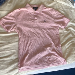 Inför sommaren (Raffe4life) - Raffe piké! Stilren inför sommaren. Perfekt skick. Har även i svart och mörkblått skriv om ni vill ha bild på dom