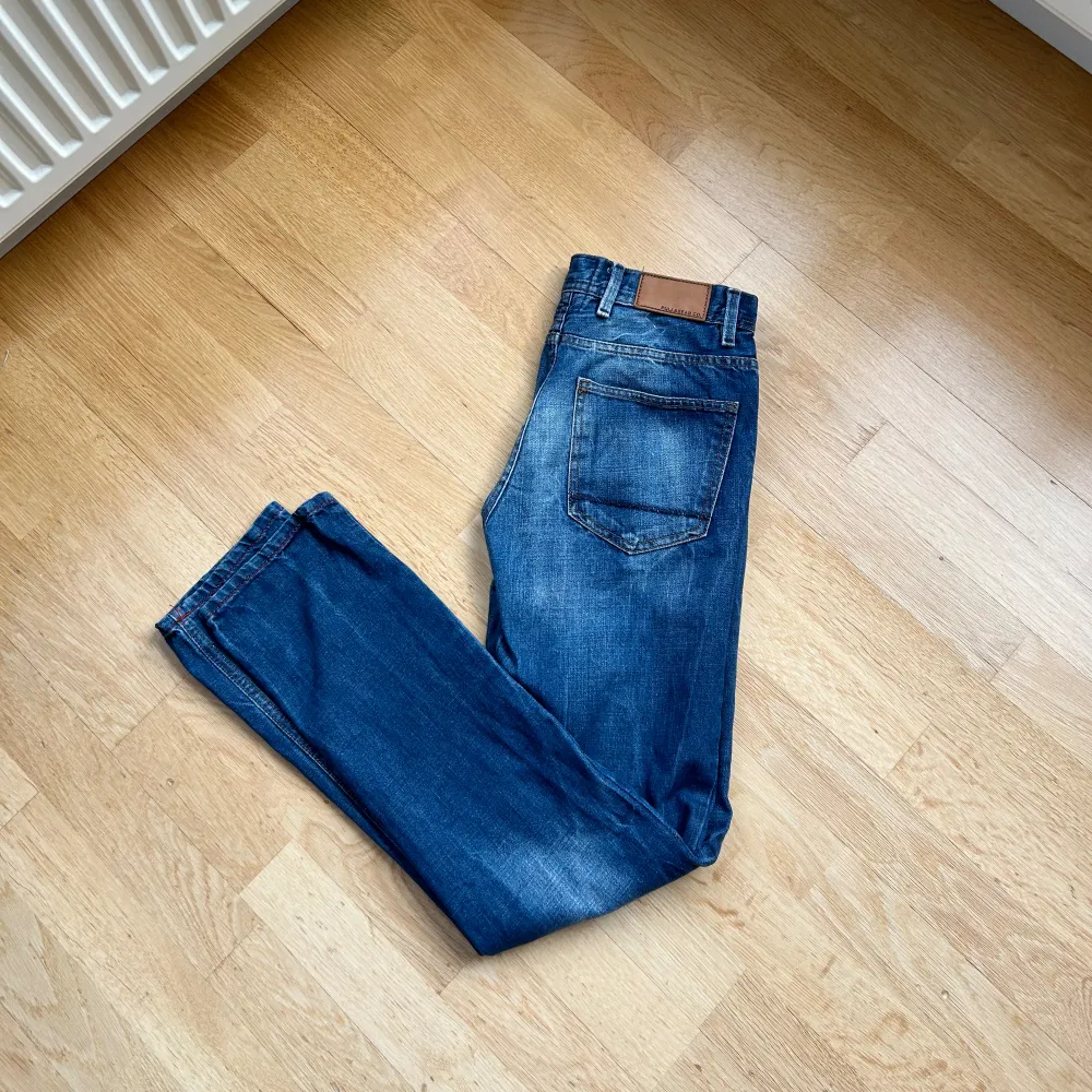 Ett par feta jeans som är i använt skick.  Modellen är 185cm och väger 72kg.  Hör av er vid fler frågor!. Jeans & Byxor.