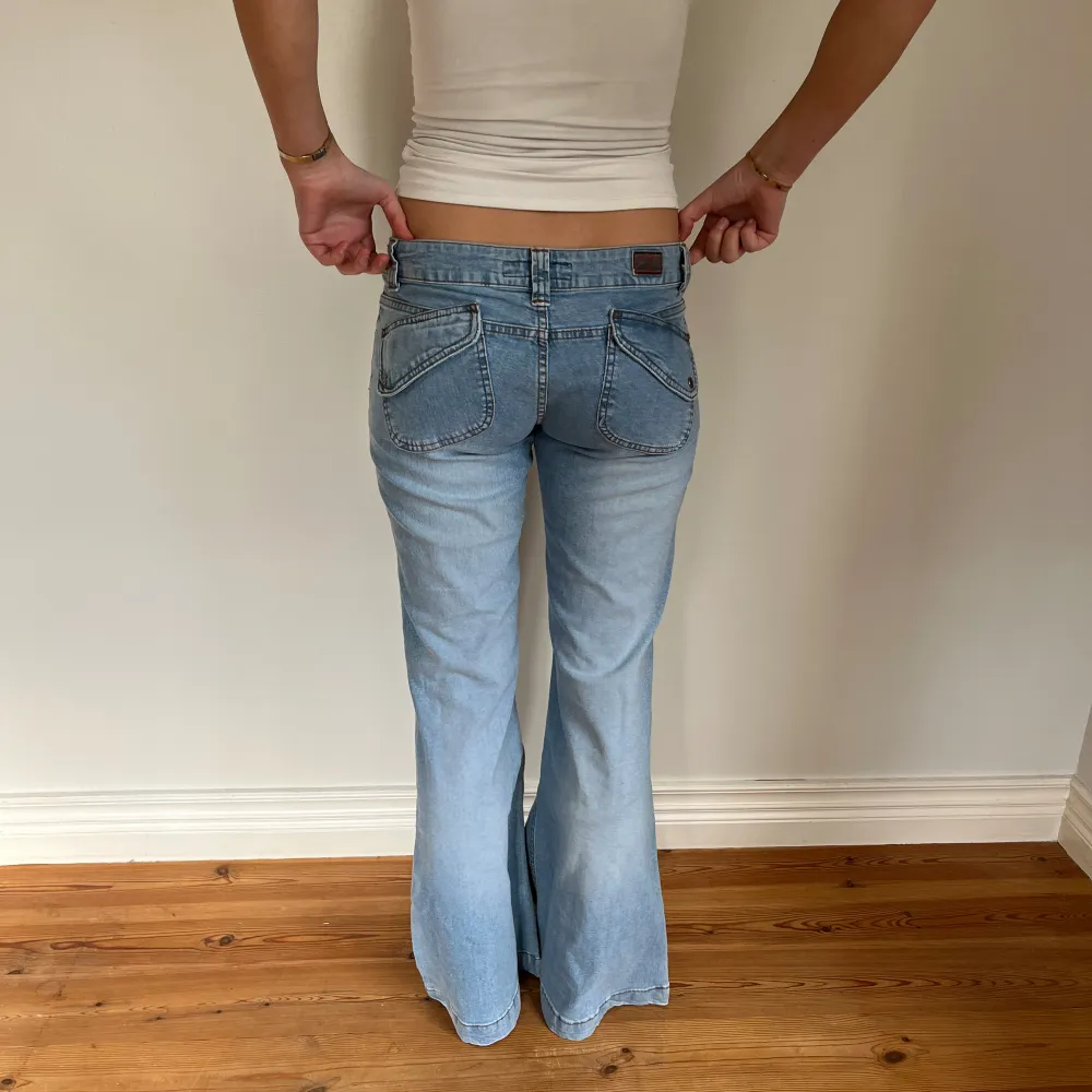 Midjemått( rätt över): 35cm  Inerbenslängd: 76cm   Köp dem via ”KÖP NU” eller Swish  Modellen är 170 cm, inga defekter💕. Jeans & Byxor.