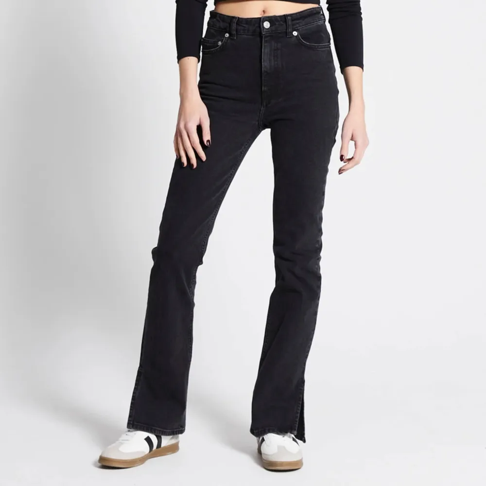 Säljer dessa jeans från lager157 i modellen JEANS ”SPLIT” i färgen ”black used”. De är oanvända i nyskick. Passar även någon i XS. Jeansen är högmidjade med slit nertill. Mer info hittar du i min bio😊.. Jeans & Byxor.