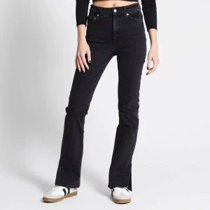 Lager157 jeans ”split” S - Säljer dessa jeans från lager157 i modellen JEANS ”SPLIT” i färgen ”black used”. De är oanvända i nyskick. Passar även någon i XS. Jeansen är högmidjade med slit nertill. Mer info hittar du i min bio😊.