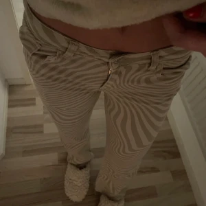 Mönstrade jeans  - Jätte fina lågmidjade, utsvängda jeans. Knappt använda❤️