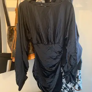 Superfin, draperad klänning från Hanna Schönbergs kollektion för NAKD Lappen sitter kvar, aldrig använd