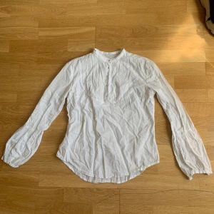 Vit blus🪴 - Superfin vit blus med knappar och liten puffärm🪴är så fin men kommer inte till användning för har flera liknande! Det är bara att skriva om man har frågor eller vill ha fler bilder!🦝