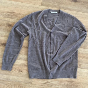 A days March cardigan - Tjena säljer nu min Cardigan från A days March i Merino ull. Den är i väldigt bra skick och knappt använd, storlek S men passar även M.