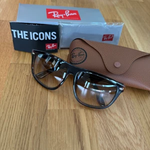 Ray-ban boyfriend  - Helt nya ray-bands. Säljer dem då dem inte passar min huvudform. Alla tillbehör är kvar och glaset är helt rent perfekta nu till sommaren. Skriv vid intresse ✅