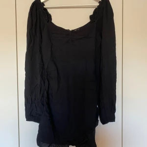 Svart klänning - Svart klänning i storlek 36 från Nelly, oanvänd. Lite volanger upptill & nedtill 