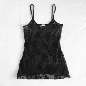 Jättefint svart 90’s linne med blommiga sammetsdetaljer från Pierre Cardin! 🕸️🖤🥀Halvgenomskinligt material så ultimata att styla med typ svarta croptops. Passar M (har stretch) 📏Knappt använt! ✨