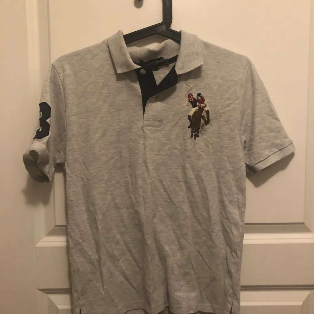 Säljer denna Pikétröjan från Us polo assn som är nästan helt oanvänd för endast 199kr,  köpte den för 500kr   . T-shirts.