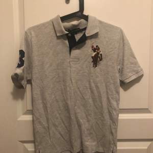 Säljer denna Pikétröjan från Us polo assn som är nästan helt oanvänd för endast 199kr,  köpte den för 500kr   