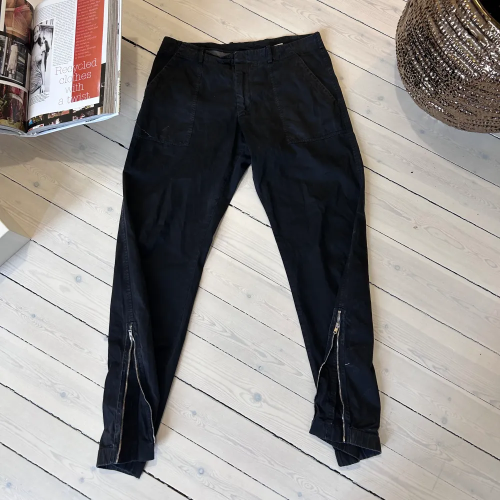 EXTREMELY VINTAGE PANTS. WITH ZIPPERS THAT CREATE A FLARE. MADE IN ITALY. WORN 1-3 TIMES LOOKS DIRTY BUT THATS THE LOOK🤞🏼 SIZE 50 BUT FITS ME WELL AND IAM 187CM BOUGHT FOR 1200kr SELLING FOR 800kr DM ME 🐜🐜🐜. Jeans & Byxor.