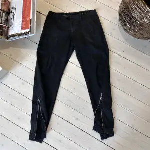 EXTREMELY VINTAGE PANTS. WITH ZIPPERS THAT CREATE A FLARE. MADE IN ITALY. WORN 1-3 TIMES LOOKS DIRTY BUT THATS THE LOOK🤞🏼 SIZE 50 BUT FITS ME WELL AND IAM 187CM BOUGHT FOR 1200kr SELLING FOR 800kr DM ME 🐜🐜🐜