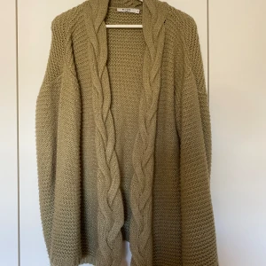 Stickad kofta - Stickad kofta från NAKD i storlek XS men är stor i storleken, så passar även S-M. Varm & skön, använd ett fåtal gånger 