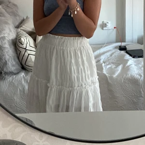 Vit minikjol - Vit minikjol i strl 34 från NA-KD. Använd fåtal gånger! 150kr + frakt