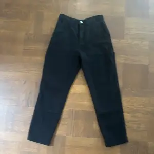 Storlek 30  Väldigt fina svarta jeans inga märken knappt använda 