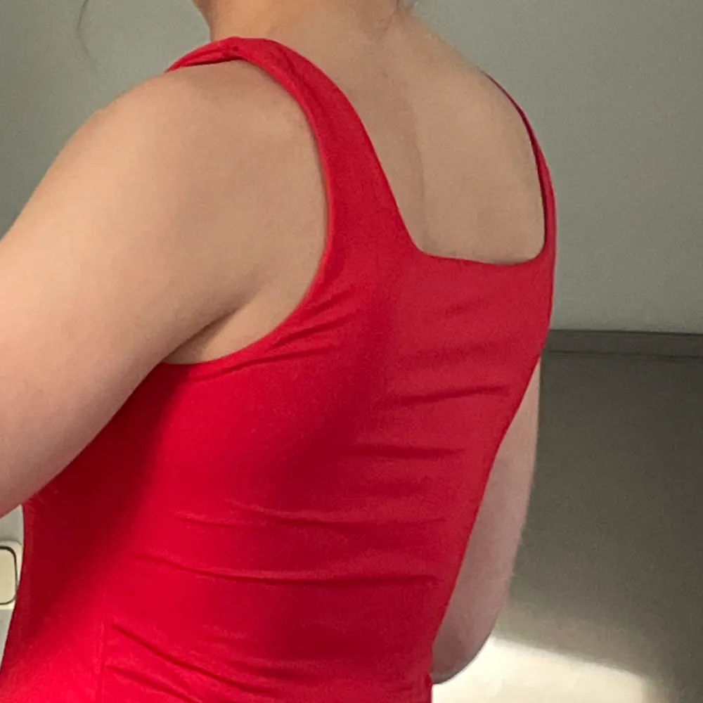 Röd bodyconklänning från shein, storlek M. Dubbelt tyg, man behöver ej BH. Liknar badklädestextil? Aldrig använd, mycket bra skick!⭐️. Klänningar.