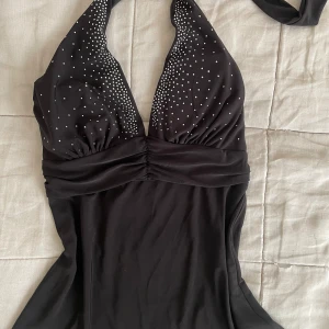 Halterneck topp  - Jättesöt halterneck fest topp som man kan knyta bak 