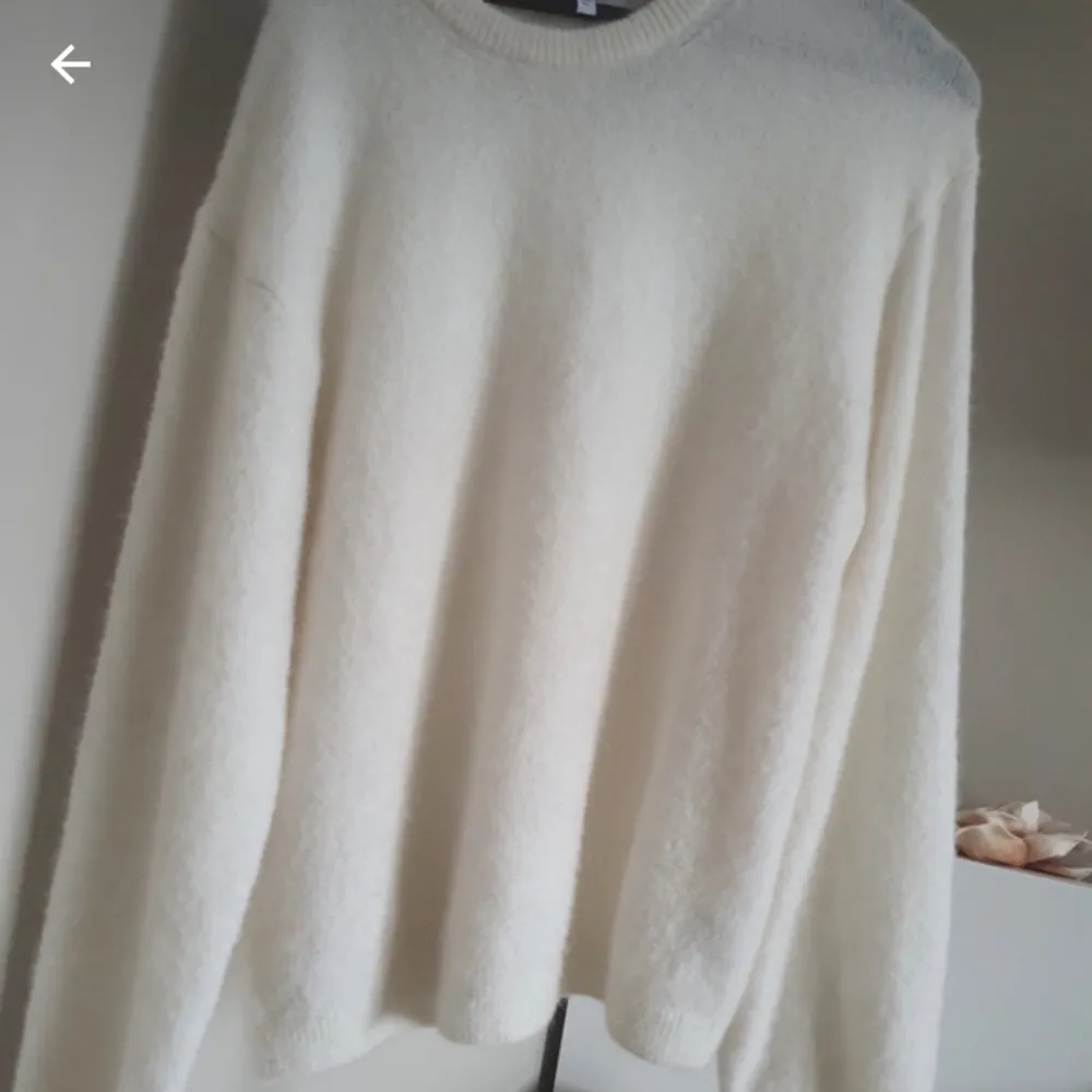 Säljer denna vita stickade tröja från & other stories. Nypris ca 1000 kr. Finns inte längre att köpa. Sitter lite oversized på mig som vanligtvis har xs/s i tröjor. Om du har frågor, funderingar eller vill ha fler bilder är det bara att höra av dig💗. Stickat.