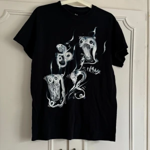Billie Eilish t-shirt  - Säljer denna Billie Eilish t-shirt i bra skick. Läs bio innan köp nu❤️