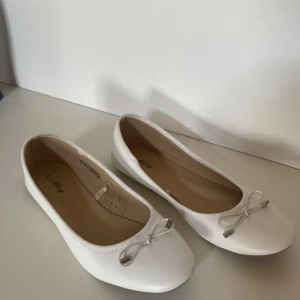 Ballerinaskor  - Helt nya vita ballerinaskor Aldrig använda-vilket syns på att sulan ej är smutsig samt att klisterlappen finns kvar (se sista bild) Storlek 40 Köpta från skopunkten men märket Alley Perfekt till skolavslutningen/student Frakt tillkommer!