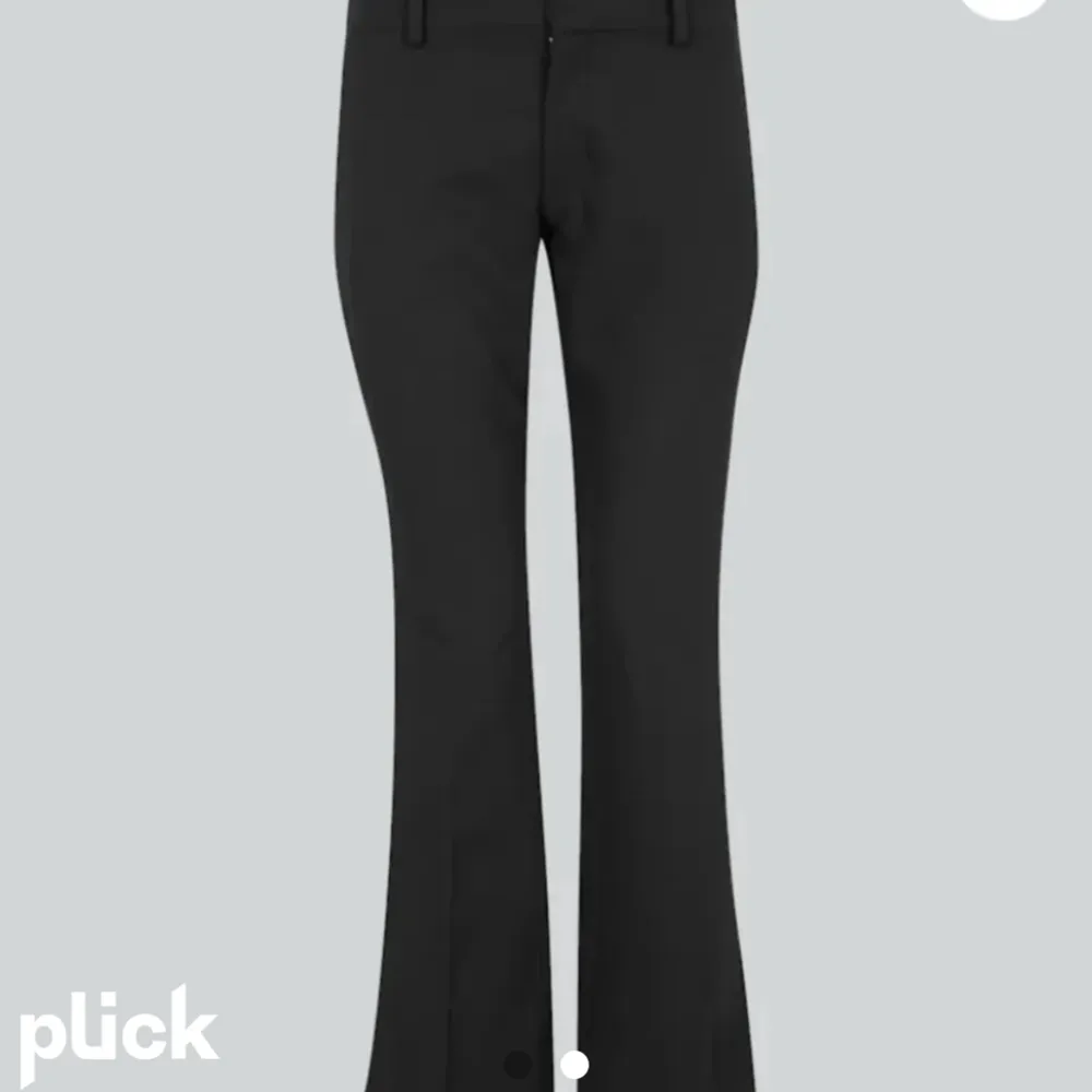 Skitnsygga lågmidjade kostymbyxor från BikBok  Storlek 38, passar 36/38  (Det är spegeln som är smutsig på sista bilden) . Jeans & Byxor.