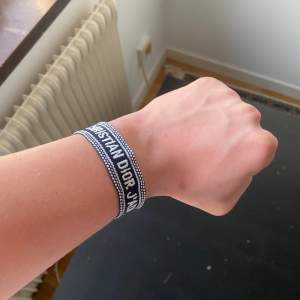 Helt ny Christian dior armband. aldrig använd. En av de bästa kvaliten ute på marknaden. Storleken passar alla. Fraktar inom 24 timmar. 