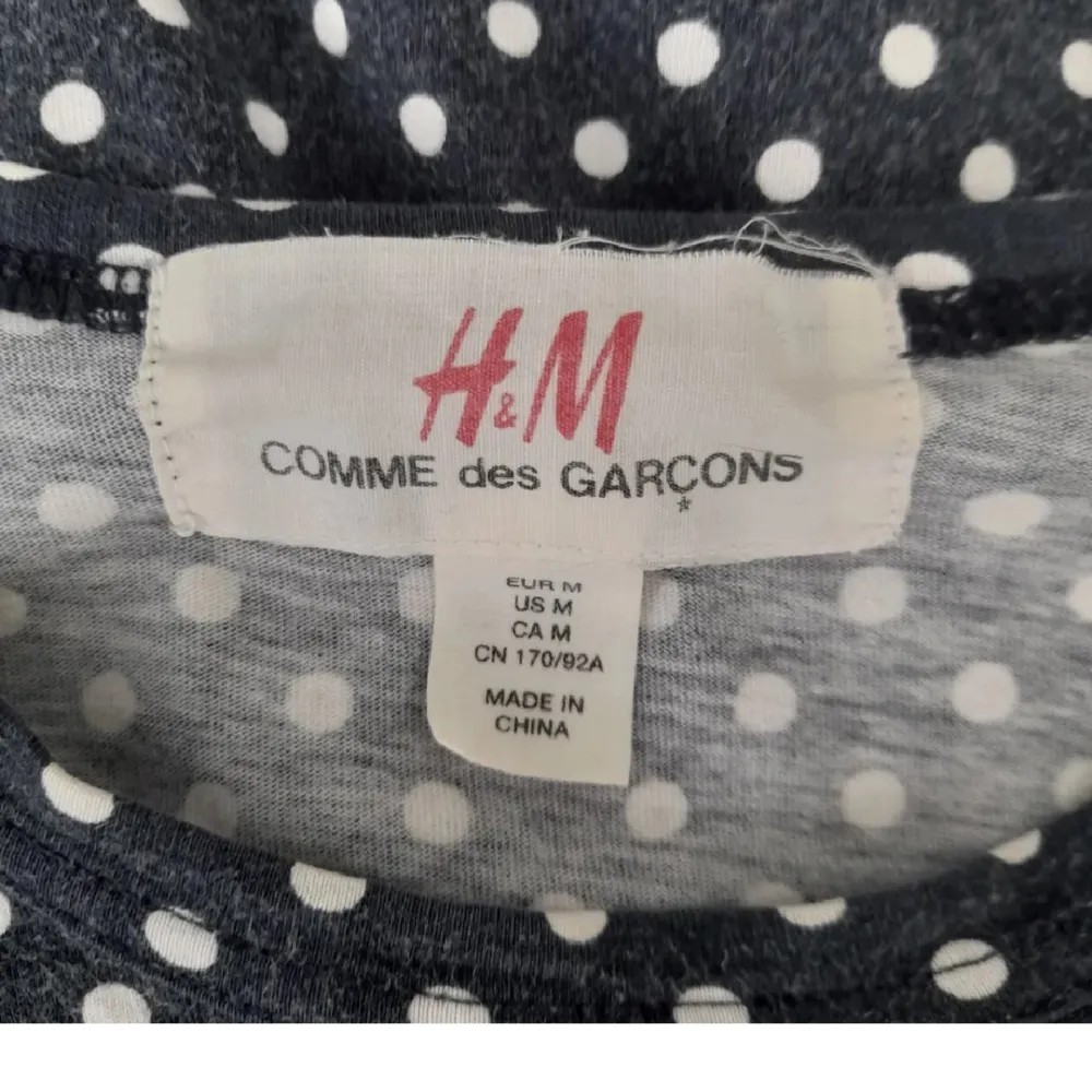 Mörkblå prickig tröja från ett sammanbete mellan H&M och Comme des Garços. Har även en matchande kofta. Båda tröjorna för 325 kr. Tröjan är i använt skick, har blivit lite ljusare i färgen. Tröjor & Koftor.