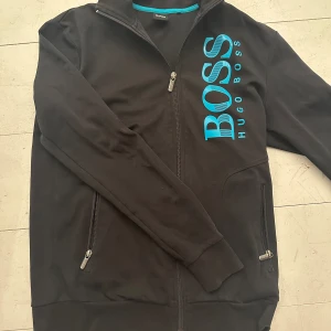 Hugo Boss zip-up - Inga tecken av användning. Skriv om du har frågor.