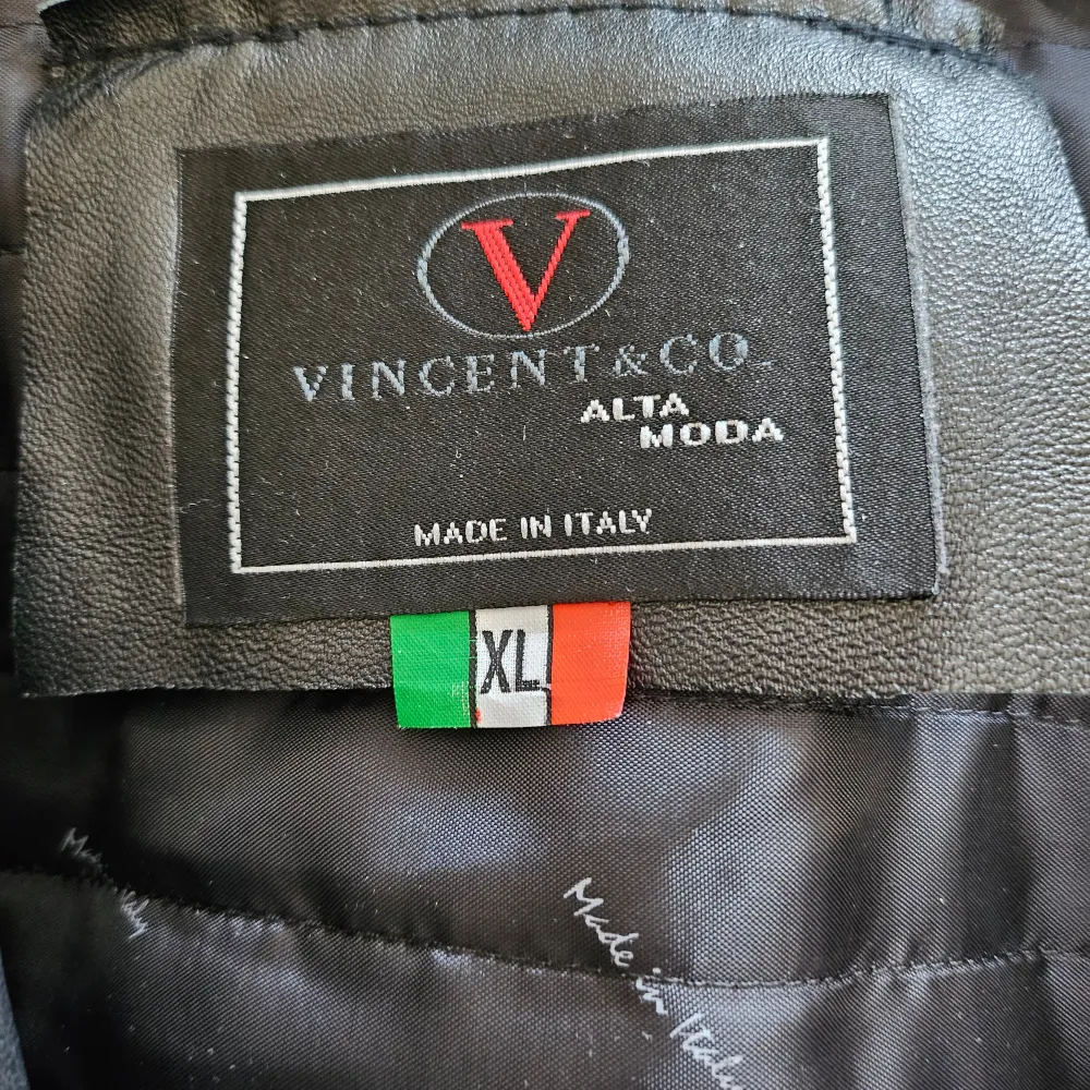 En snygg vintage läder jacka gjord av vincent & co alta moda och gjort i italien. Jackor.