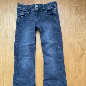 Fina jeans från Young gina, tror att jag köpte dem för 349 kr. De har två vita små fläckar vid knäna men skulle tro att det går bort med en mer noggrann tvätt med rengöringsmedel och sånt. 🫶🏼