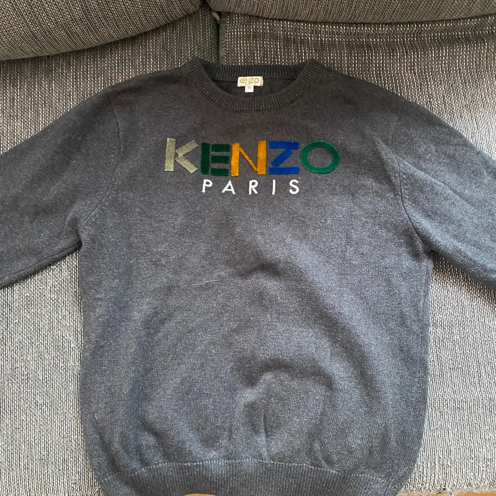 Kenzo tröja i storlek 14a (14 år) som är stickad i bomull och Cashmere. Den är knappt använd och i väldigt bra skick.. Stickat.