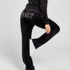 Juicy byxor - Ett par juicy, svarta i storlek xs💗 endast använda en gång. Köpt nypris 950kr men säljer nu för 350kr. 