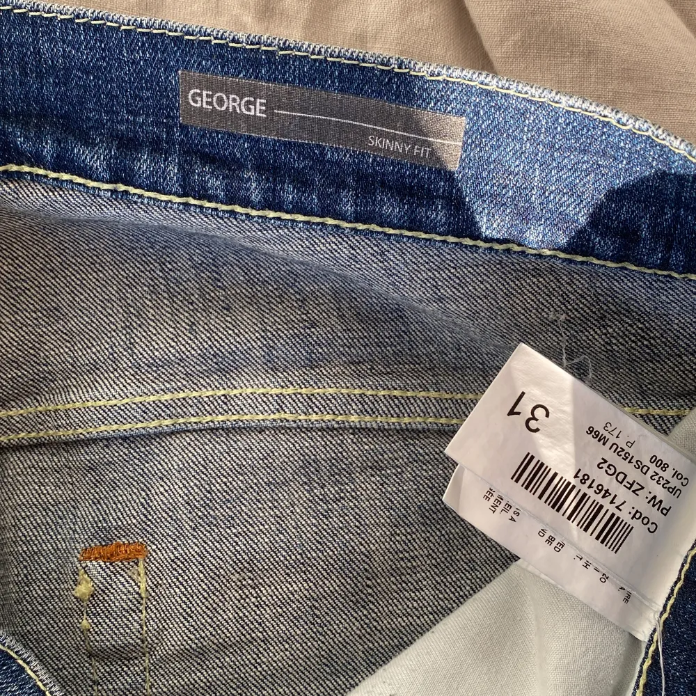 Tjena säljer nu mina Dondup jeans i storlek 31. Jeansen är i mycket bra skick och med snygga slitningar. Passar dig med 30-31 i midja och är mellan 170 till 185.. Jeans & Byxor.