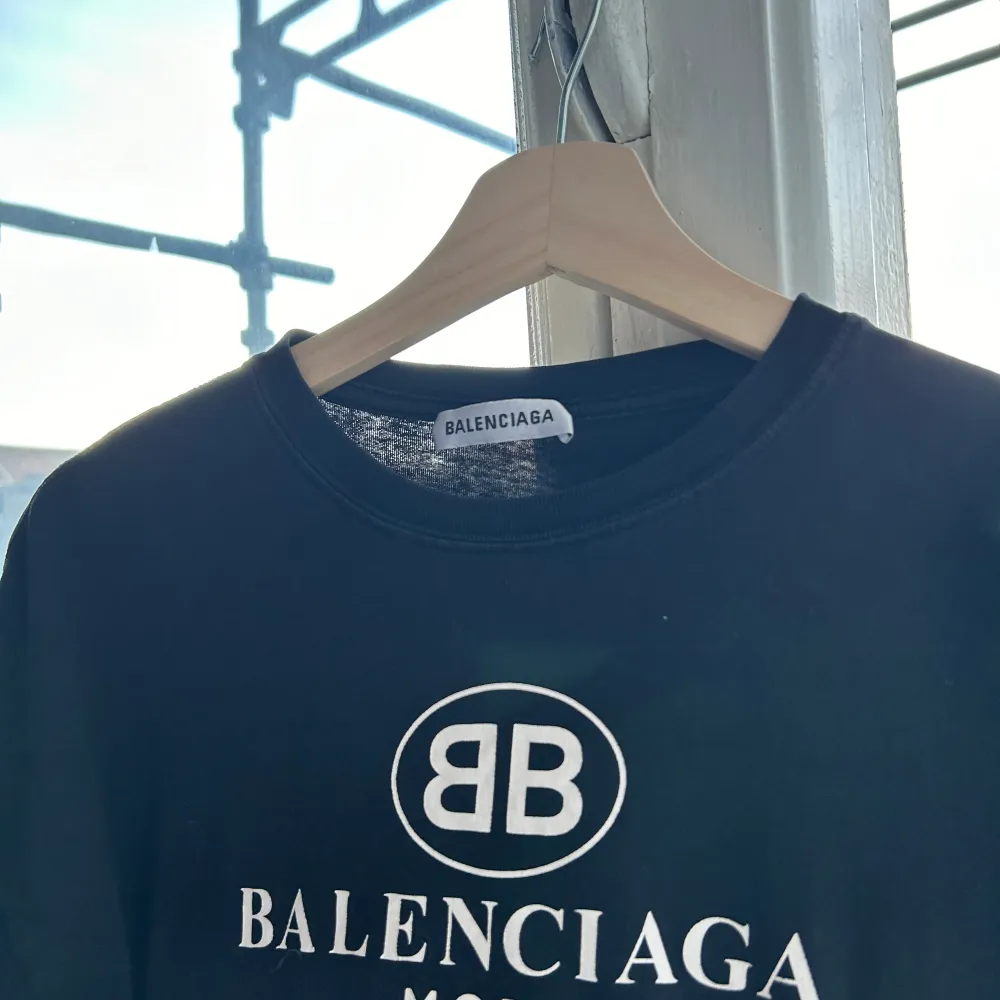 T-shirt från balenciaga i fint skick. Inköpt från återförsäljare online så kvitto finns. XS, oversize i modellen. T-shirts.