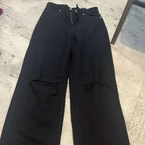 svarta jeans - svarta jeans i bra skick, används några få gånger. 