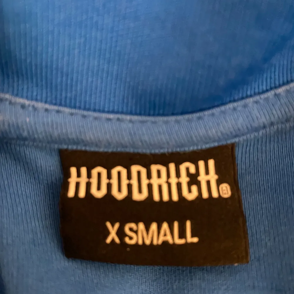 Storlek = XS Hoodie och byxorna för 850kr Andvänd fast i bra konditioner Inga skador. Hoodies.