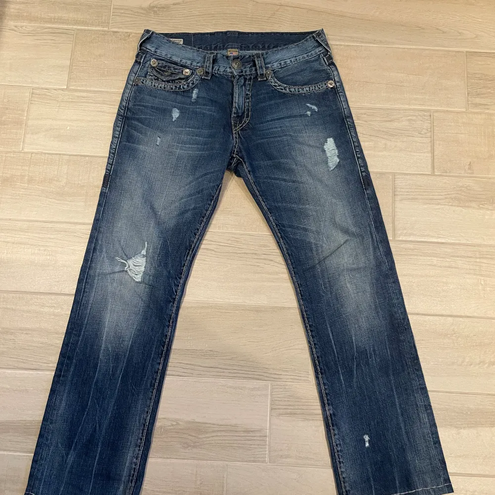 Tjena! Säljer nu dessa tvär feta true religion jeans | skick 9/10 mycket bra | nypris 3500kr | mitt pris 800kr | kom pm vid frågor och funderingar | postas eller möts upp. Jeans & Byxor.