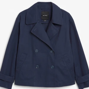 Mörkblå kappa från monki  - Säljer denna super fina vårjackan som jag endast använt 2 gånger❣️köpte den för 600kr men säljer den för 300. Skriv om ni har några frågor❣️