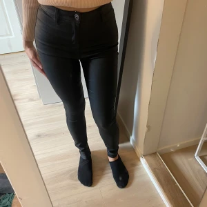 Svart skinnbyxa - Svart högtmidjad tight skinnbyxa 